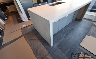 Montage der Dekton Arbeitsplatten und Seitenwangen Neural in Übach-Palenberg