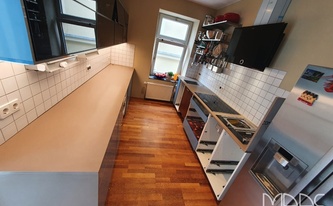 Zweizeilige IKEA Küche mit Compac Arbeitsplatten und Seitenwangen Dim Functional