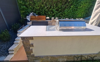 Montage der Infinity Arbeitsplatten Buxy Select auf der Outdoorküche