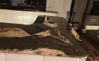 Granit Arbeitsplatte Black Cosmic mit flächenbündig eingebauten Ceranfeld