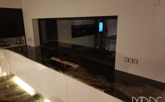 Küchenzeile mit Granit Arbeitsplatten Black Cosmic