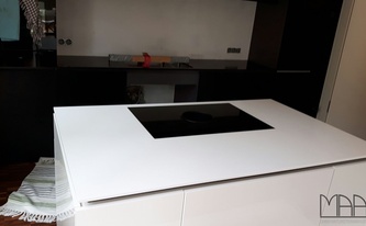 Montage der Caesarstone und Silestone Arbeitsplatten