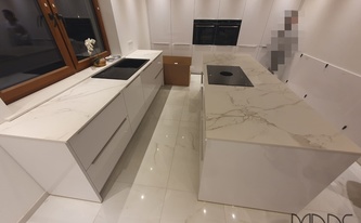 Zweizeilige Küche mit Dekton Arbeitsplatten Entzo