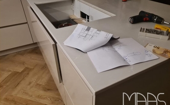 Montage der Silestone Arbeitsplatten Desert Silver in Waldkirch