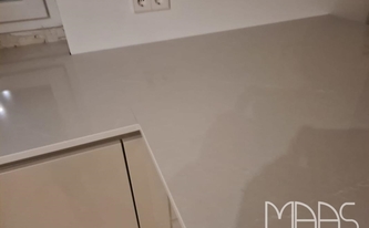 Ausklinkung in der Silestone Arbeitsplatte Desert Silver