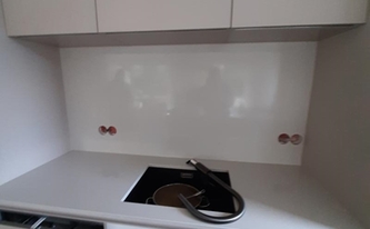 Küchenzeile mit Silestone Arbeitsplatte und Rückwand Desert Silver