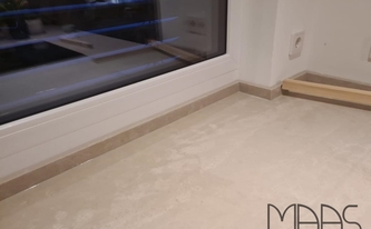 Caesarston Wischleisten 4023 Topus Concrete unter dem Fenster montiert