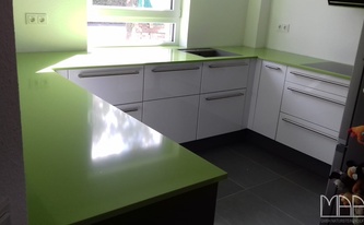 Geräumige Küche mit Silestone Arbeitsplatten Verde Fun