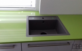 Spüle in der Silestone Arbeitsplatte Verde Fun eingebaut