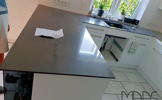 Küche in Weiterstadt mit Silestone Arbeitsplatten und Wischleisten Marengo