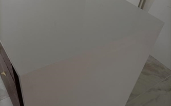 Montage der Caesarstone Arbeitsplatte und Seitenwangen 2141 Snow auf der Kücheninsel
