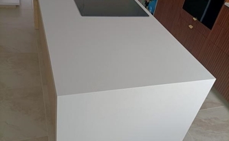 Kücheninsel mit Caesarstone Arbeitsplatte und Seitenwangen 2141 Snow