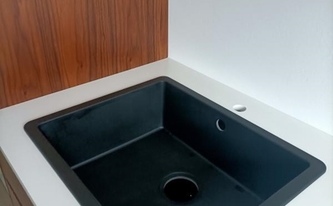 Schwarze Spüle in der Caesarstone Arbeitsplatte 2141 Snow