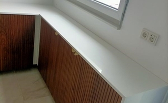 IKEA Küche in Wendelstein mit Caesarstone Arbeitsplatten und Seitenwangen 2141 Snow