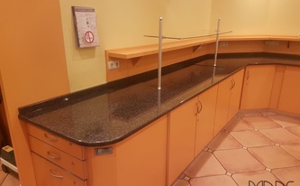 Granit Arbeitsplatten Impala Scuro in der Kantine