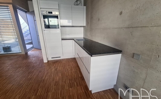 Montage der Granit Arbeitsplatten Nero Lugana und Level Keramik Rückwände White Tinta Unita in Wesseling