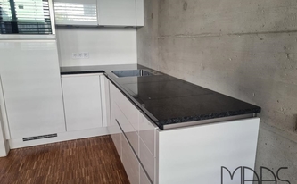 Neubauwohnung mit L-Küche mit Granit Arbeitsplatten Nero Lugana 