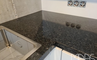 Granit Arbeitsplatten Nero Lugana mit polierten Oberfláchen