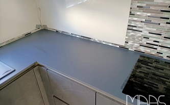Infinity Arbeitsplatte Total Black mit Ceranfeld
