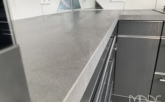 Level Keramik Arbeitsplatten Slate Grey mit Gehrungsschürzen