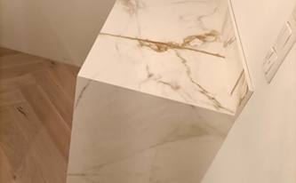 Montage der Porcelanosa Seitenwange Calacatta Gold