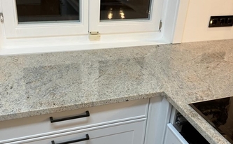 Unter dem Fenster montierte Granit Arbeitsplatten Cielo Ivory