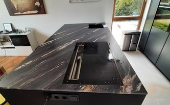 Küche in Wien mit Keramik SapienStone Arbeitsplatten und Rückwand Kuroca