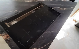 Ceranfeld in der Keramik SapienStone Arbeitsplatte Kuroca