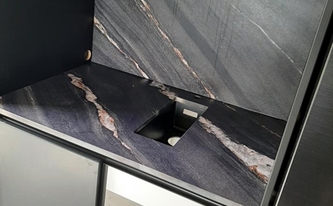 Küchenzeile in Wien mit Keramik SapienStone Arbeitsplatte und Rückwand Kuroca