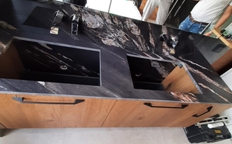 Montage im Bad der Keramik SapienStone Waschtischplatte Kuroca