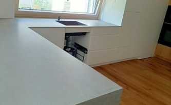 Porcelanosa Arbeitsplatten und Seitenwange Bottega Acero in Wien montiert