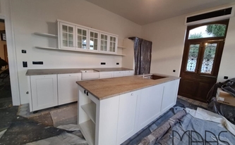 Küche in Wiesbaden mit Astoria Ivory Granit Arbeitsplatten