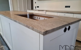 Landhausküche in Wiesbaden mit Astoria Ivory Granit Arbeitsplatten
