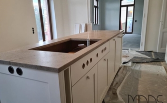 Astoria Ivory Granit Arbeitsplatte mit Ausschnitt für das Ceranfeld