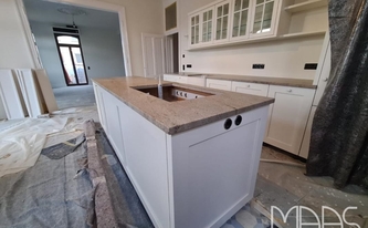 Montage der Astoria Ivory Granit Arbeitsplatten in Wiesbaden