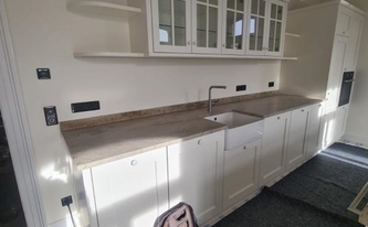 Küchenzeile mit Astoria Ivory Granit Arbeitsplatte
