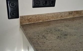 Astoria Ivory Granit Arbeitsplatte und Wischleiste 