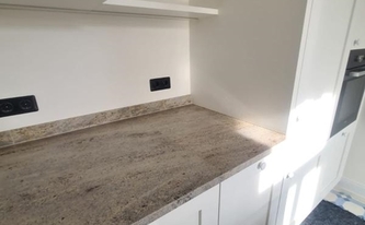 Montage der Astoria Ivory Granit Arbeitsplatte und Wischleisten