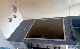 Ceranfeld in der Marazzi Arbeitsplatte Elegant Black