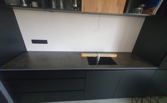 Schwarze Küche mit Neolith Arbeitsplatten Iron Moss