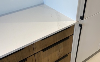 Holzkorpus mit Silestone Arbeitsplatte Eternal Calacatta Gold