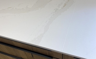 Polierte Oberfächen der Silestone Arbeitsplatten Eternal Calacatta Gold