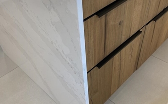 Kücheninsel mit Silestone Arbeitsplatte und Seitenwange Eternal Calacatta Gold