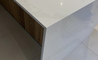 Silestone Arbeitsplatte und Wange Eternal Calacatta Gold auf Gehrung verklebt