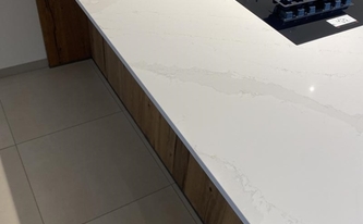 Silestone Arbeitsplatte Eternal Calacatta Gold mit Induktionskochfeld