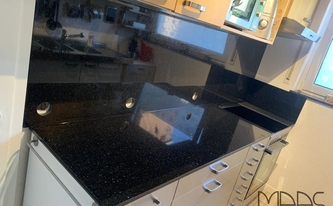 Küchenzeile in Winnenden mit Granit Arbeitsplatte und Rückwände Star Galaxy