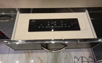 Invisacook Bedienfeld in der Dekton Arbeitsplatte Lunar