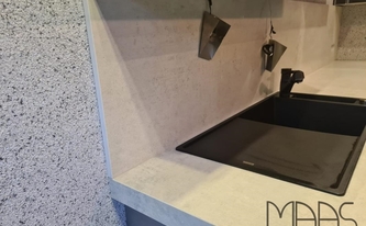 Spüle in der Dekton Arbeitsplatte Lunar