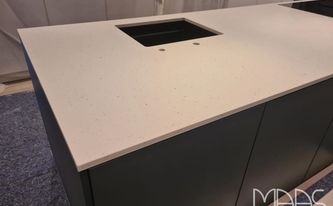 Unterbauspüle in der Caesarstone Arbeitsplatte 4601 Frozen Terra