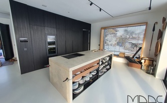 Küche mit Marmor Arbeitsplatte und Seitenwangen Jura Grau in Wolftratshausen